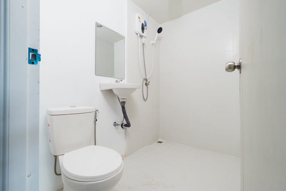 Shower, bidet, towels, soap