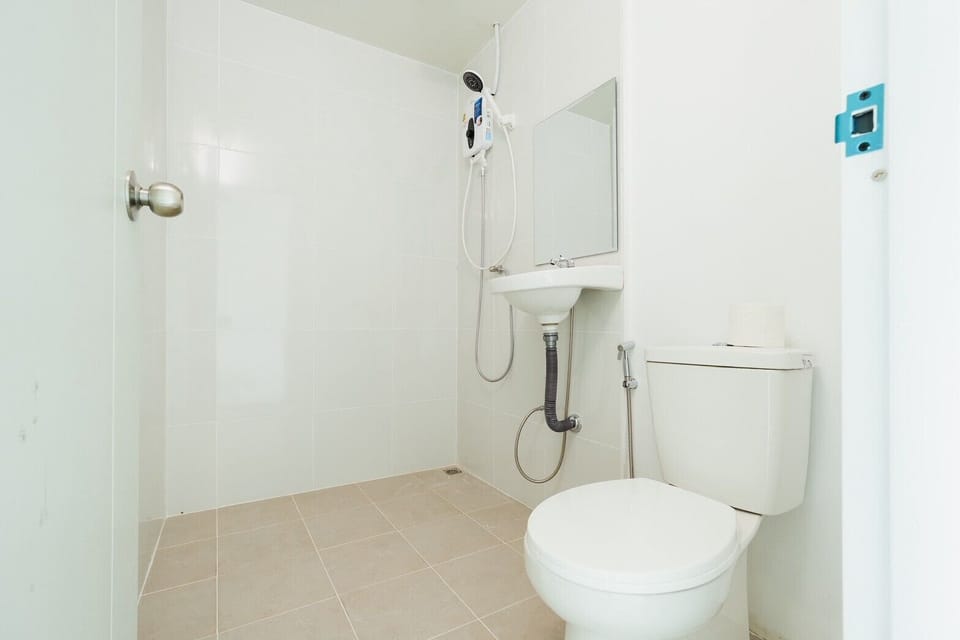 Shower, bidet, towels, soap
