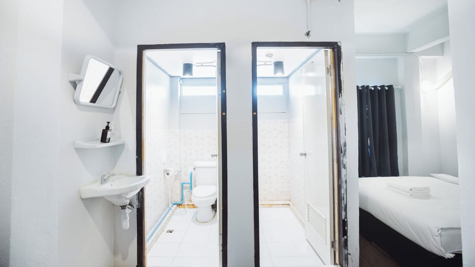 Comfort Double Room, 1 Queen Bed, Non Smoking | Bathroom | Shower, towels, soap, shampoo