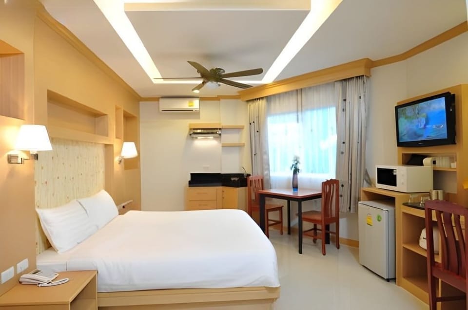 Standard Double Room | Desk, laptop workspace, free WiFi