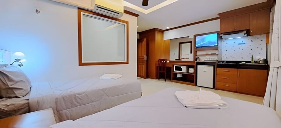 Deluxe Twin Room | Desk, laptop workspace, free WiFi