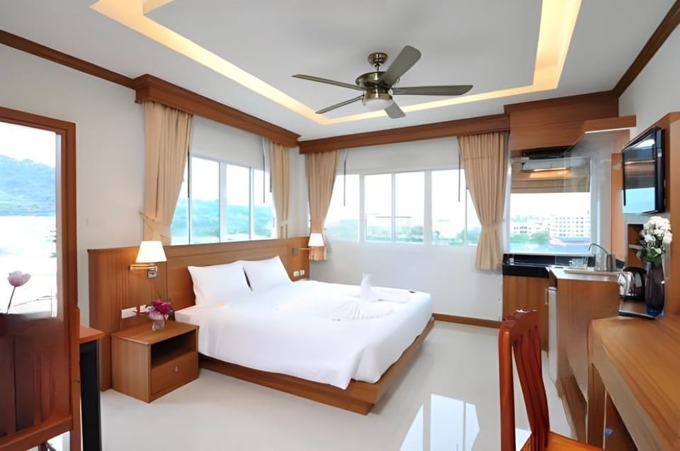Deluxe Double Room | Desk, laptop workspace, free WiFi