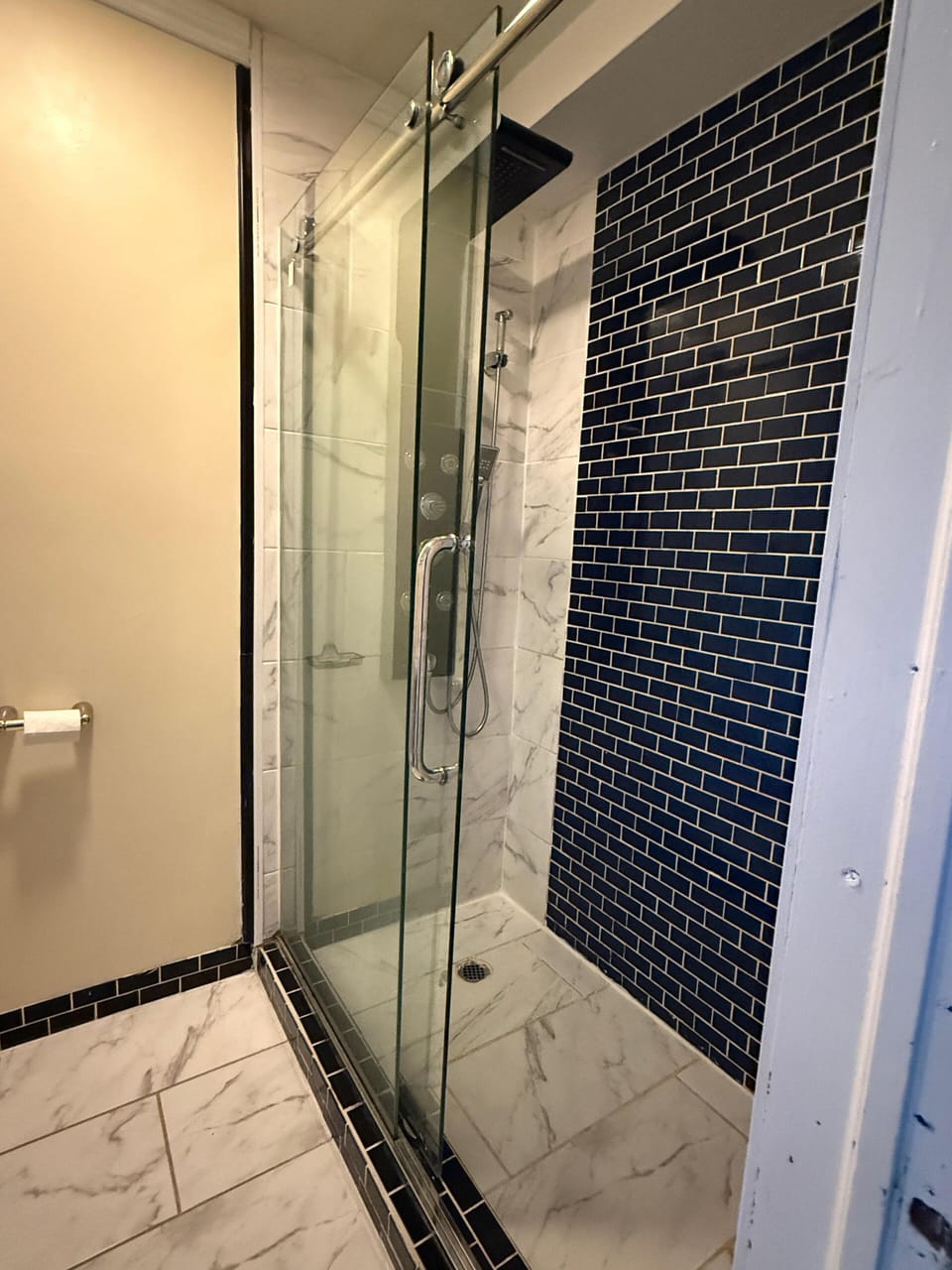 Combined shower/tub, free toiletries, towels