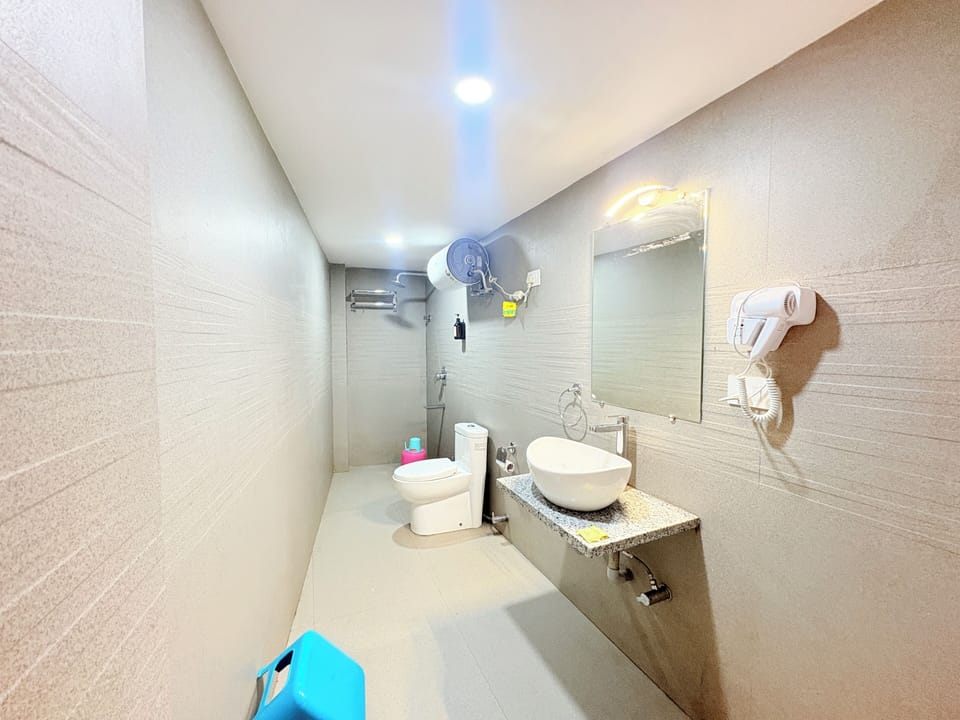 Executive Room, City View | Bathroom | Shower, rainfall showerhead, towels, soap