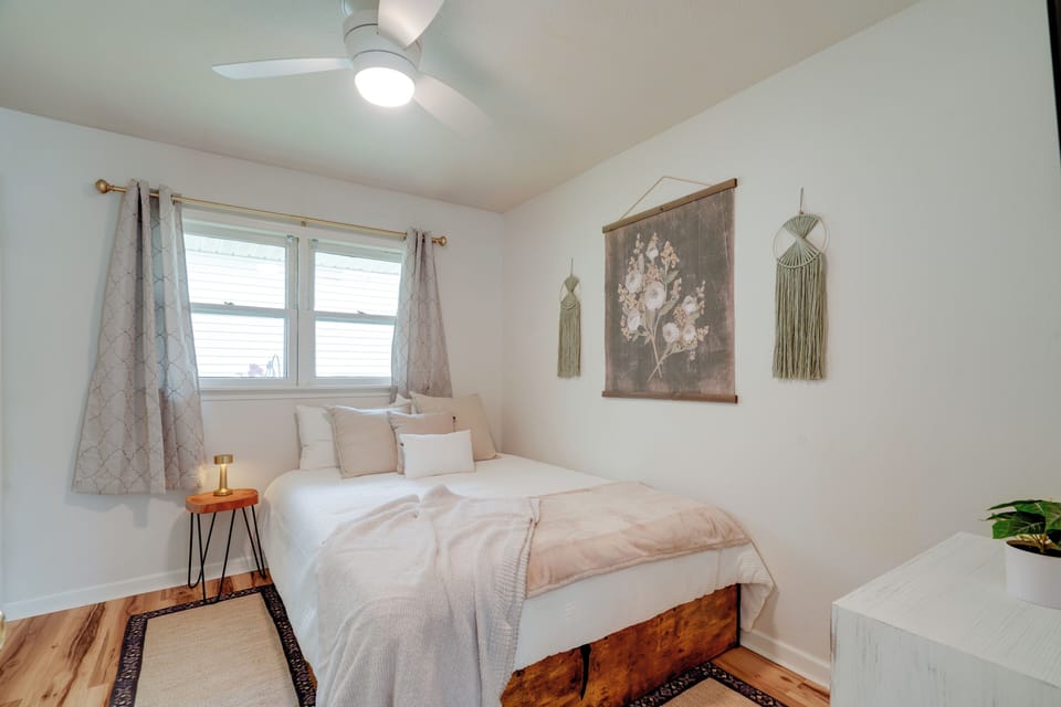 Bedroom | Queen Bed | Smart TV