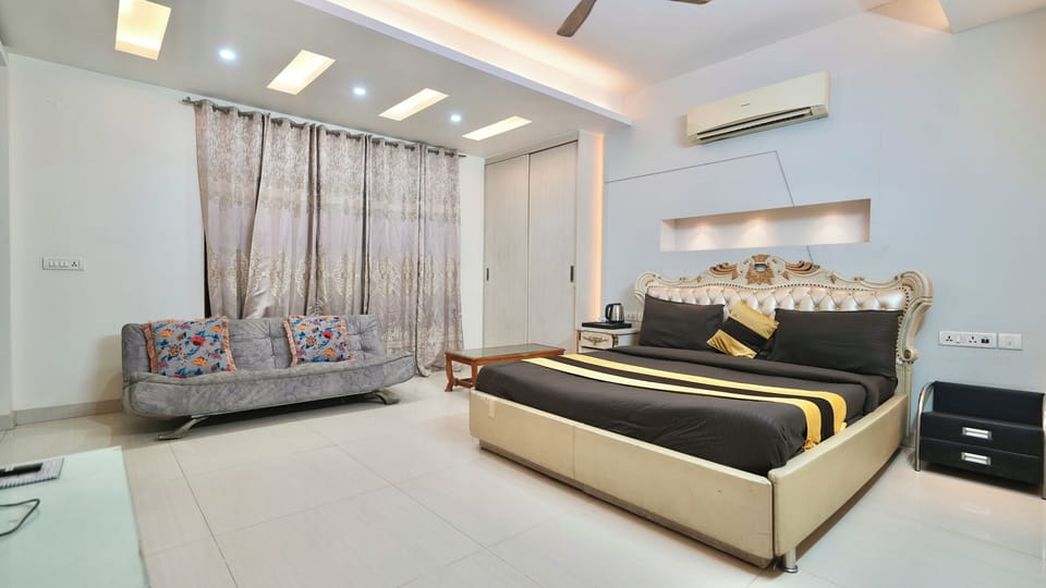 Luxury Double Room, Balcony, Garden View | Desk, laptop workspace, iron/ironing board, free WiFi