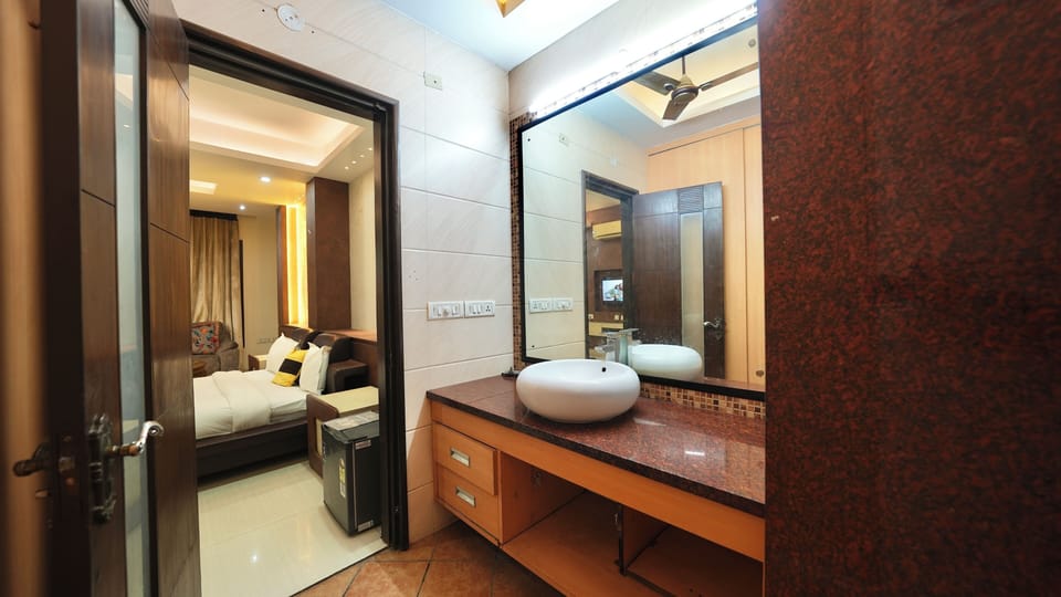 Luxury Double Room, Balcony, Garden View | Bathroom | Slippers, towels, soap, shampoo