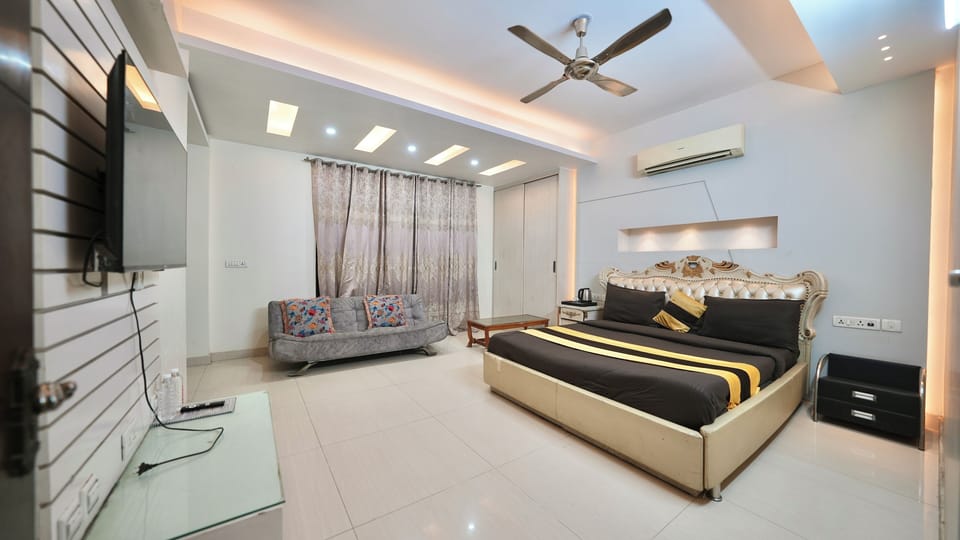 Luxury Double Room, Balcony, Garden View | Desk, laptop workspace, iron/ironing board, free WiFi
