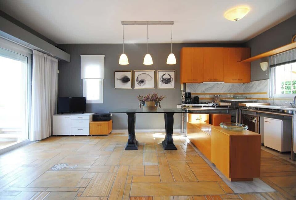 Stylish Open-Plan Living Room with Dining Area and Contemporary Kitchen (Level 2)