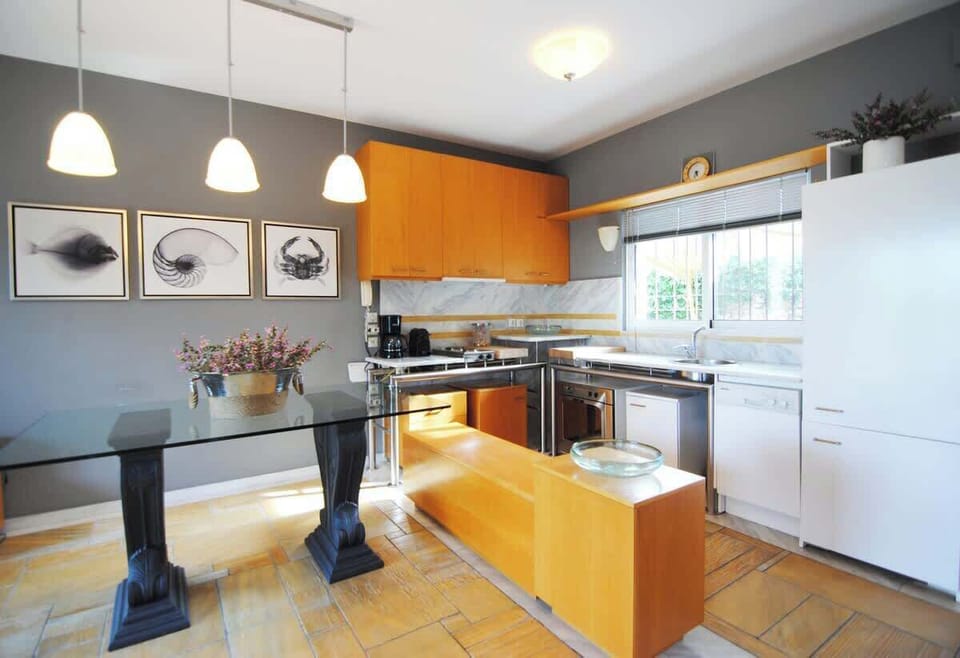 Modern Living Room with Large Sofa and Fully Equipped Kitchen (Level 2)