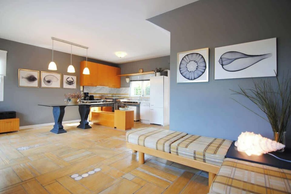 Bright Open-Plan Living Room with Kitchen and Dining Area (Level 2)