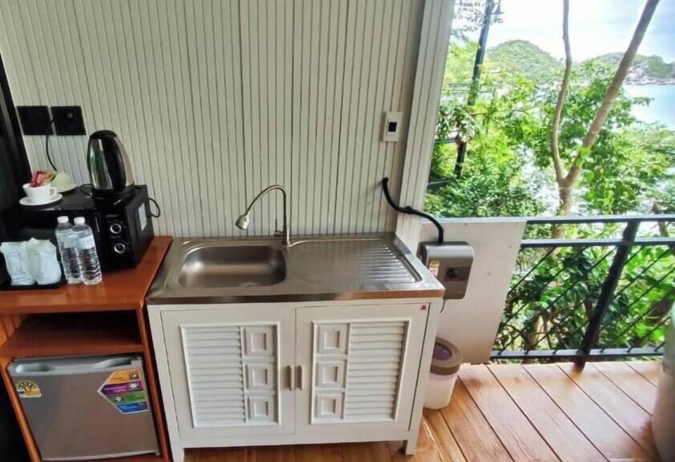 Deluxe Double Room, Partial Sea View | Private kitchen | Shared fridge