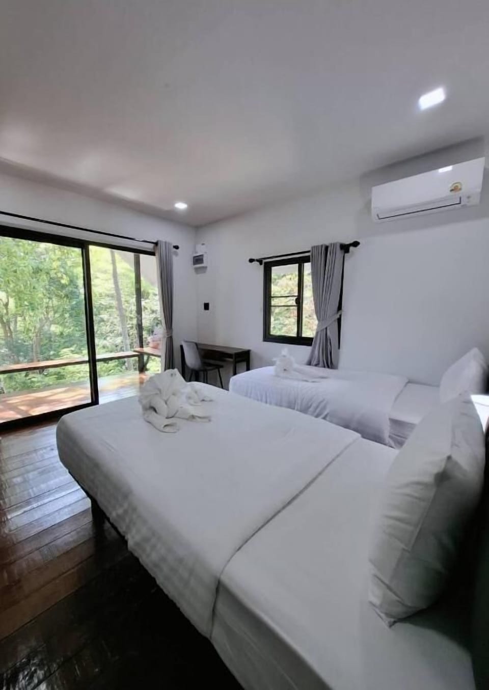Deluxe twin garden view | Laptop workspace, free WiFi