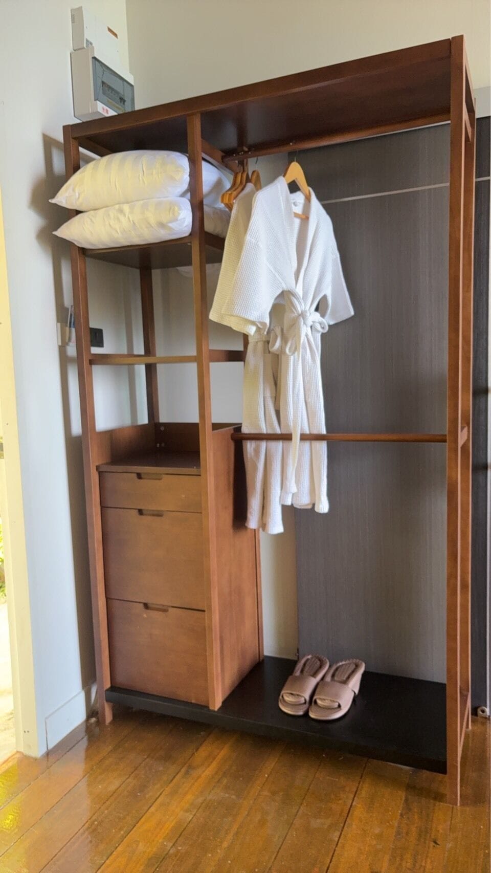 Deluxe Jacuzzi Top View | Wardrobe