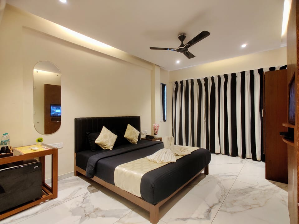 Deluxe Double Room | In-room safe, soundproofing, iron/ironing board, free WiFi