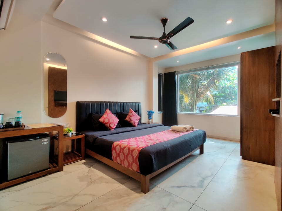 Deluxe Double Room | In-room safe, soundproofing, iron/ironing board, free WiFi