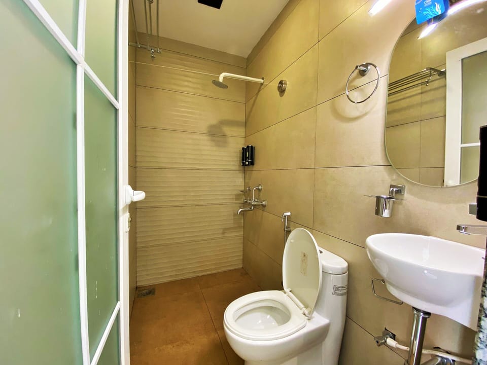 Deluxe Double Room | Bathroom | Shower, towels, soap, shampoo