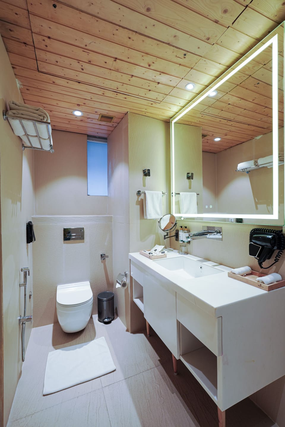 Royal Suite Room | Bathroom | Shower, free toiletries, hair dryer, slippers