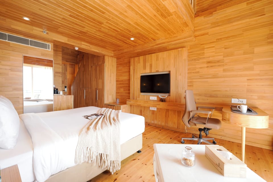 Royal Family with Attic | In-room safe, desk, laptop workspace, blackout drapes