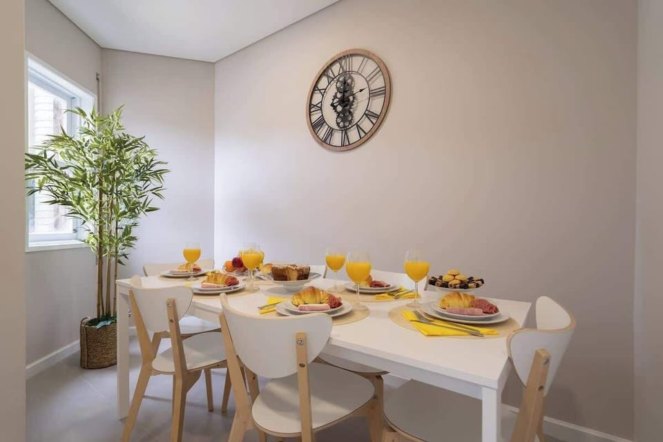 The large dinning table allows to enjoy a meal with everyone you love