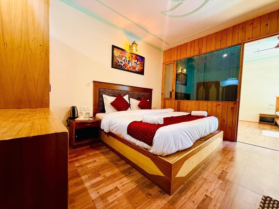 Deluxe Room | Desk, free WiFi