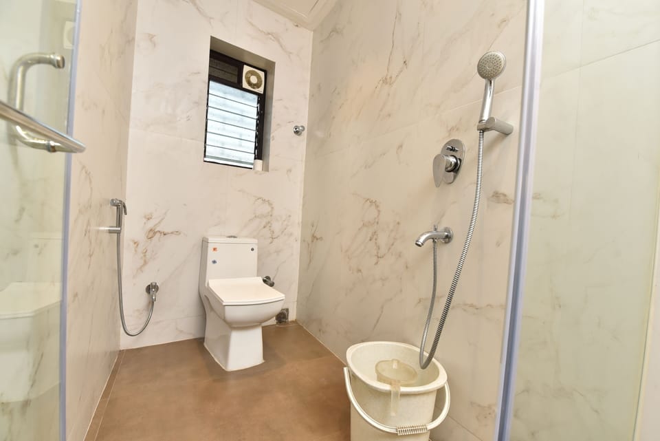 Deluxe Double Room | Bathroom | Shower, towels