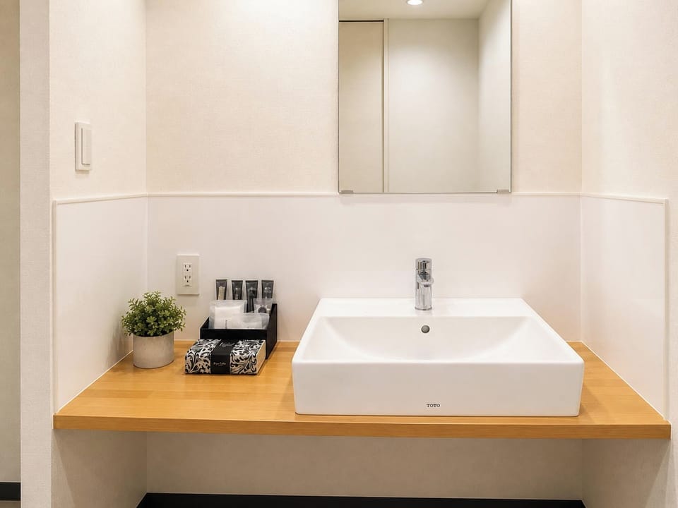 Twin Room, Non Smoking | Bathroom | Free toiletries, towels, shampoo, toilet paper