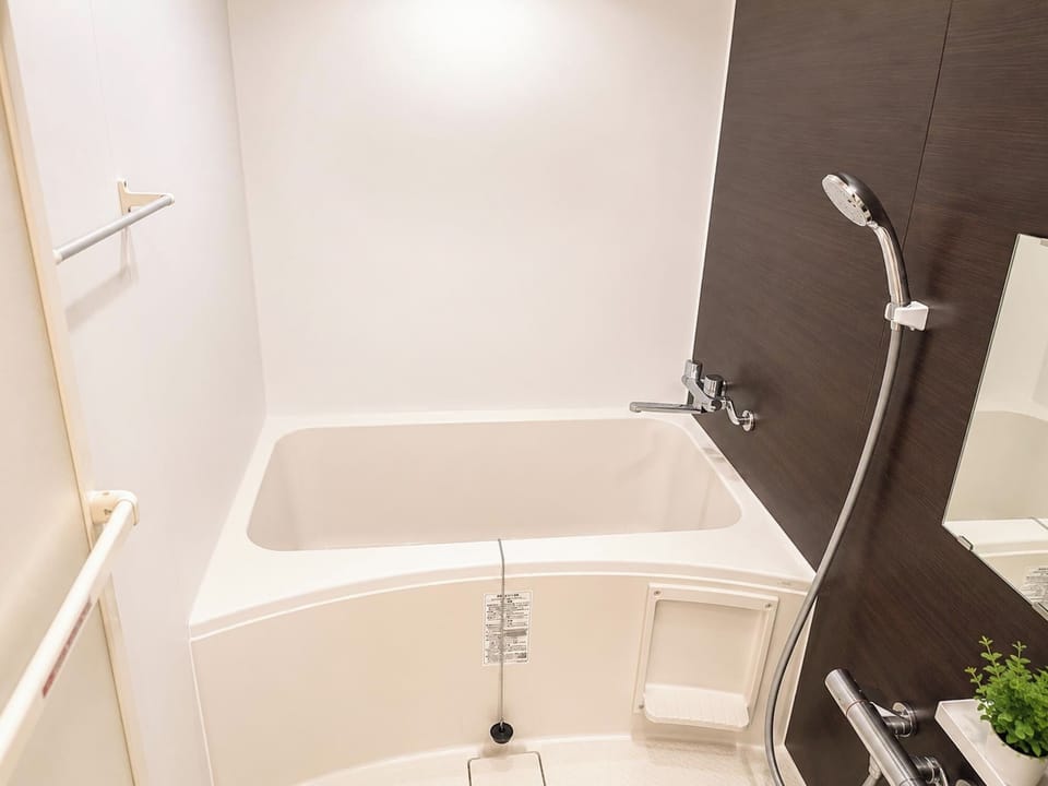 Twin Room, Non Smoking | Bathroom | Free toiletries, towels, shampoo, toilet paper