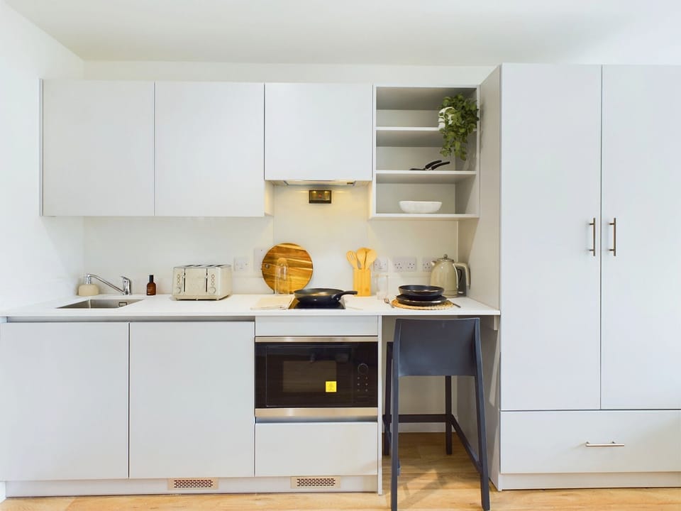 Studio, 1 Large Twin Bed, Non Smoking | Private kitchen