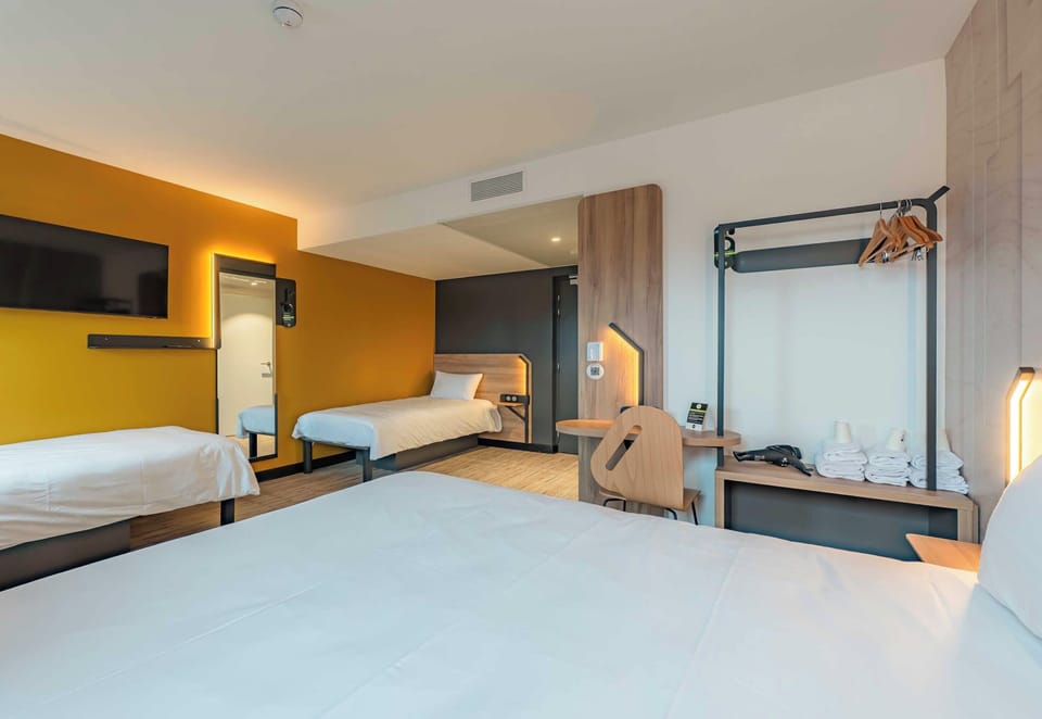 Quadruple Room, Non Smoking | Desk, free WiFi, bed sheets