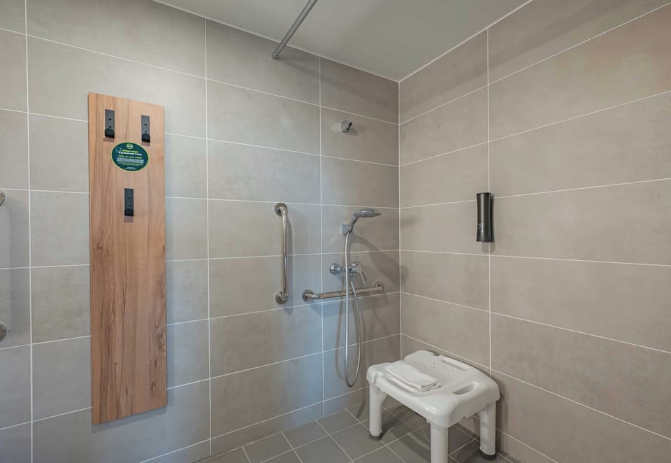 Double Room, Accessible, Non Smoking | Bathroom | Shower, towels, soap, shampoo