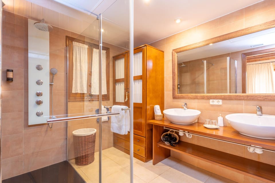 Superior Double Room, Garden View | Bathroom | Free toiletries, hair dryer, towels, soap