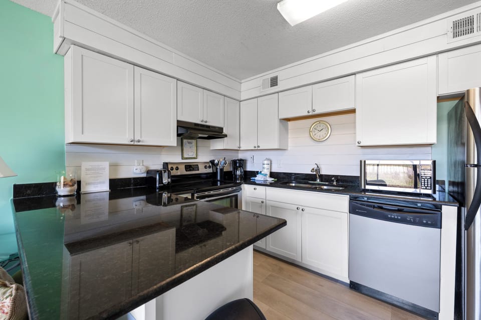 Signature Condo, 1 Bedroom, Patio, Garden View | Private kitchen | Fridge, microwave, oven, stovetop