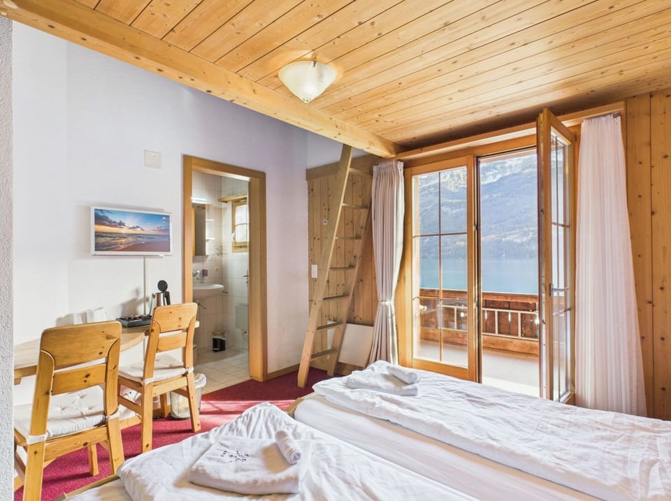 Family Room with gallery and lake view Nr. 2 | Free WiFi, bed sheets