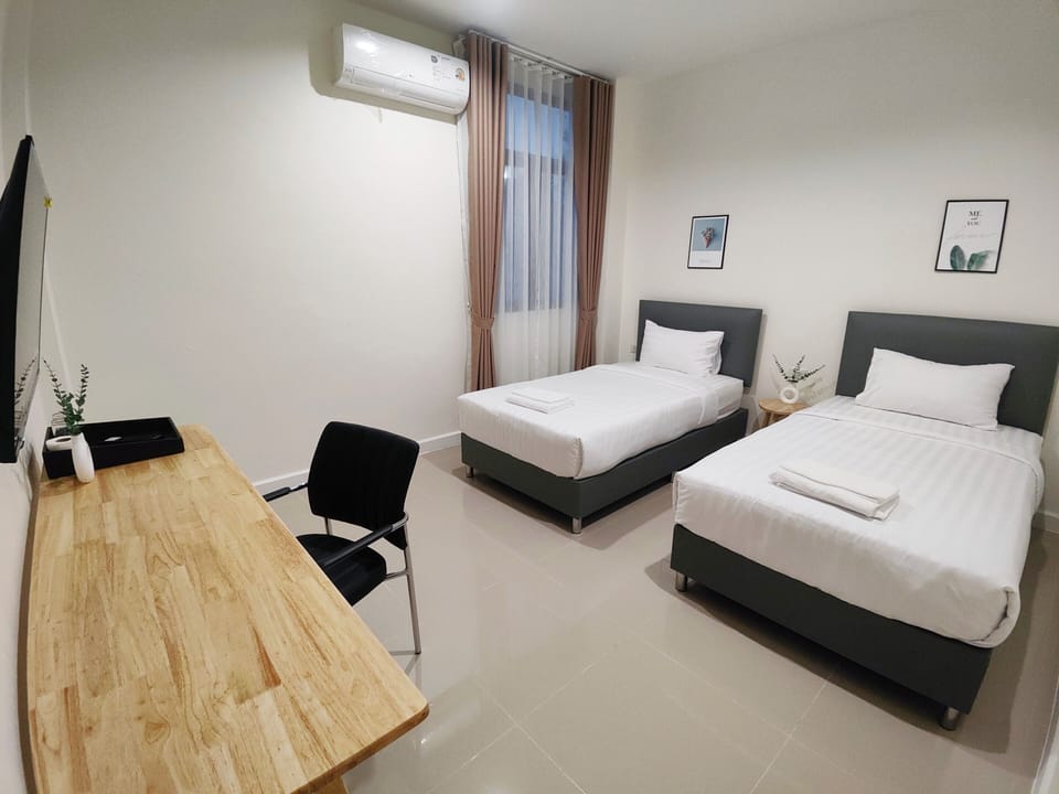 Basic Twin Room, City View | Desk, laptop workspace, free WiFi