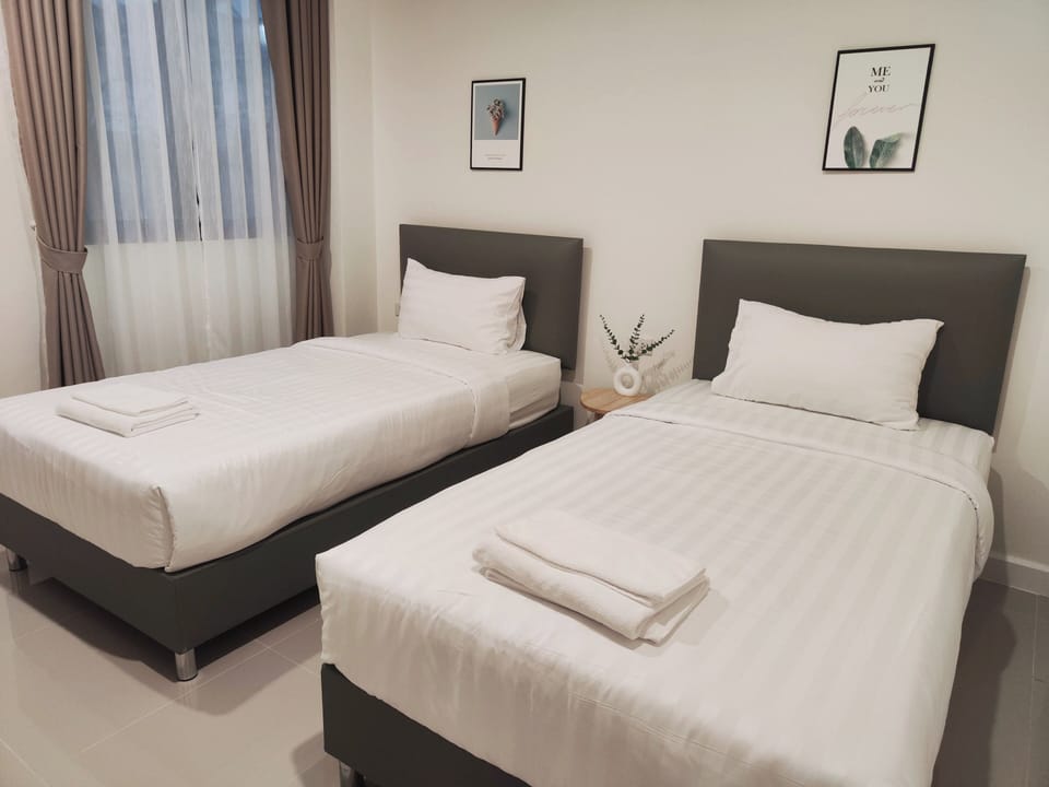 Basic Twin Room, City View | Desk, laptop workspace, free WiFi