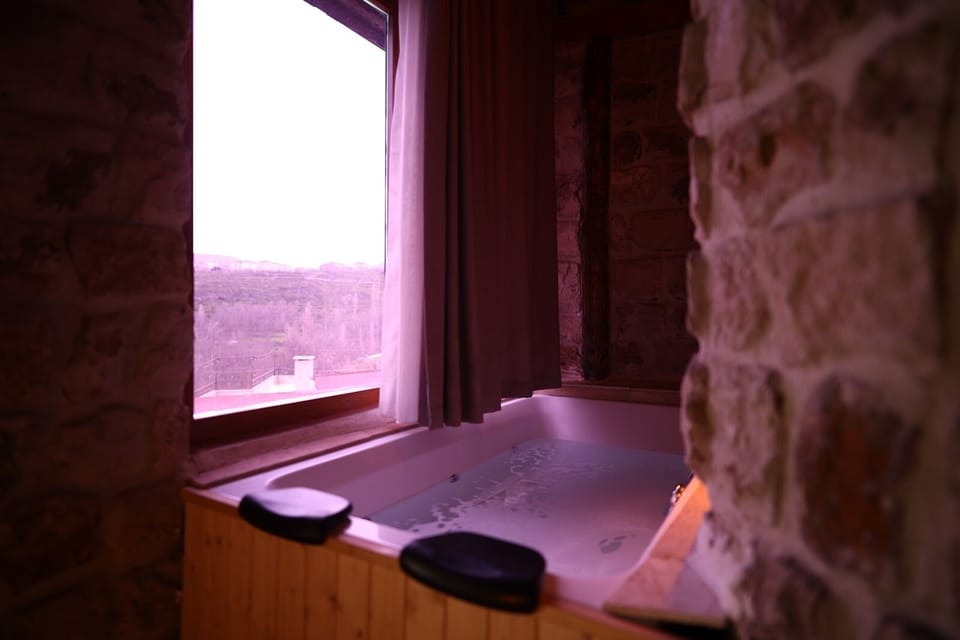 Deluxe Double Room, Valley View | Bathroom | Slippers