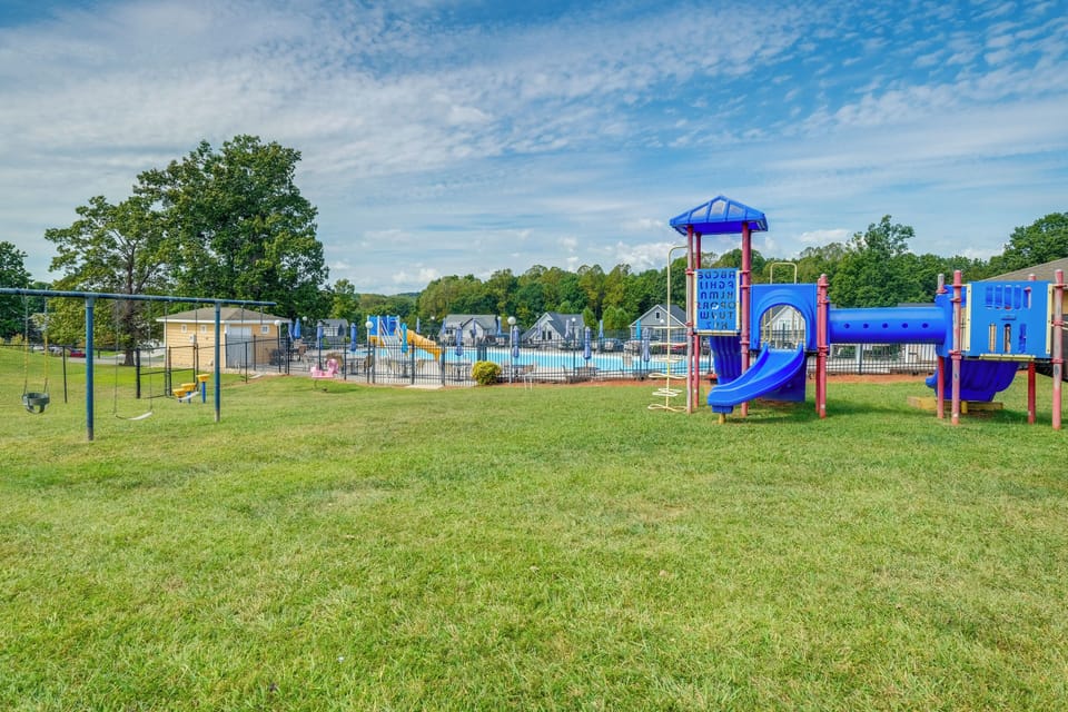Smith Mtn Getaway: Pool, Hot Tub & Lake Views! Apartment in Smith Mountain Lake