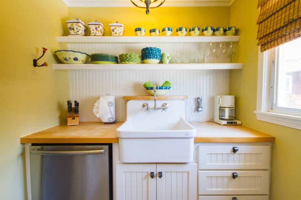 Premium Suite, Multiple Beds, Non Smoking | Private kitchen | Fridge, microwave, oven, stovetop