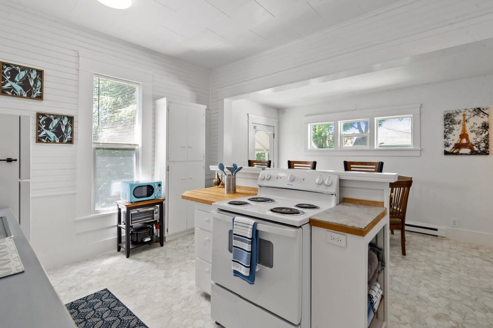 House, 2 Bedrooms | Private kitchen | Coffee/tea maker, fridge, oven, toaster