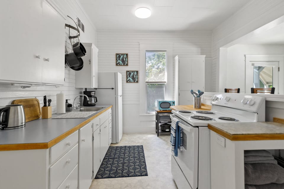 House, 2 Bedrooms | Private kitchen | Coffee/tea maker, fridge, oven, toaster