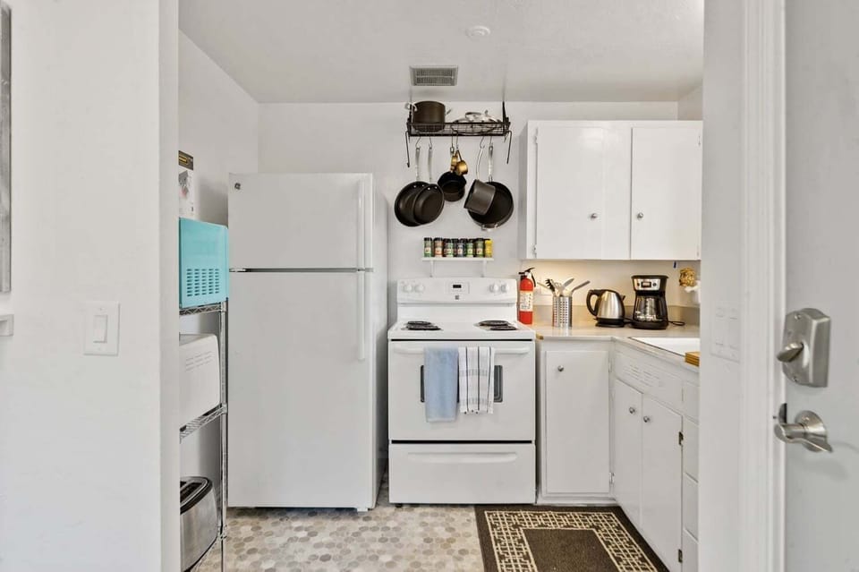 Studio, 1 Bedroom | Private kitchen | Coffee/tea maker, fridge, oven