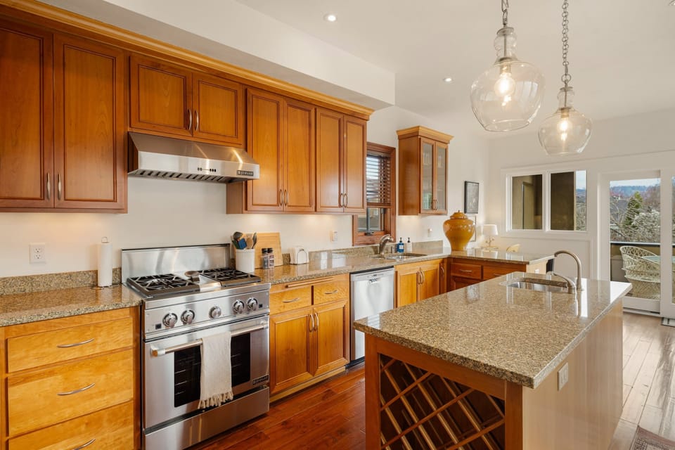 House, 3 Bedrooms | Private kitchen | Fridge, oven, coffee/tea maker, toaster
