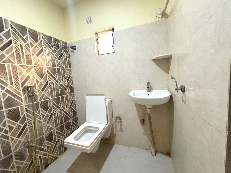 Quadruple Room, City View | Bathroom | Shower, free toiletries, towels