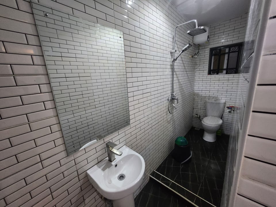 Deluxe Room, 1 Queen Bed, Air conditioning | Bathroom | Shower, rainfall showerhead, free toiletries, towels