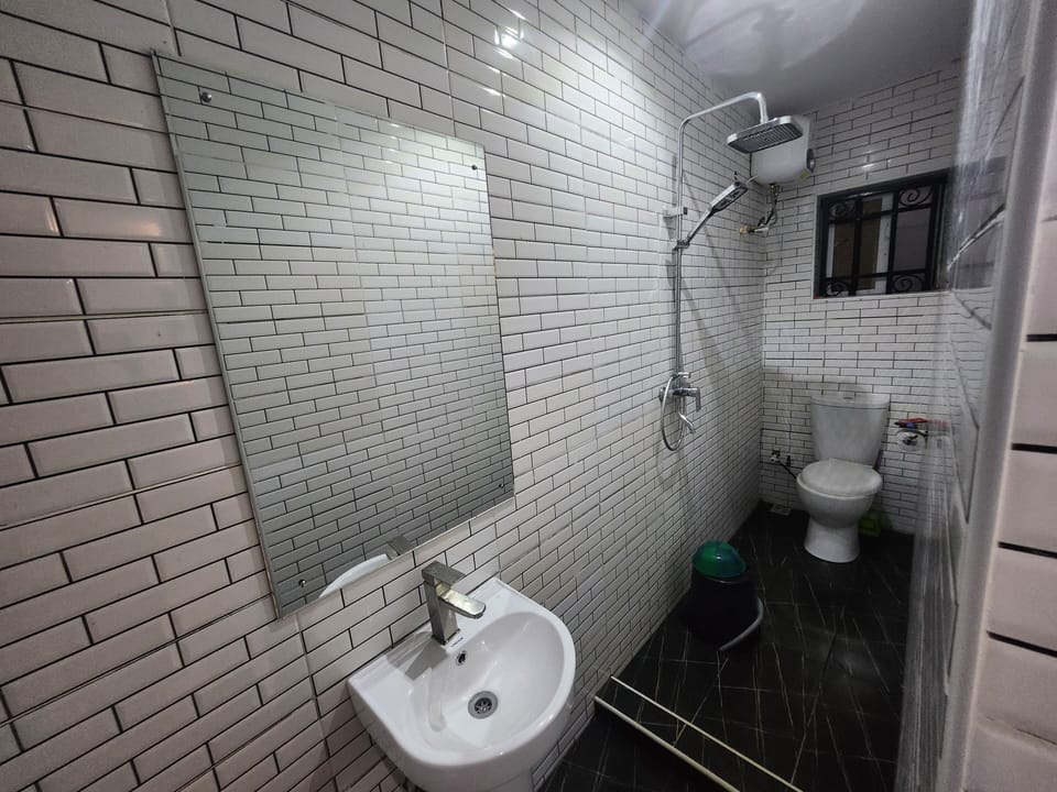 Deluxe Room, 1 Queen Bed, Air conditioning | Bathroom | Shower, rainfall showerhead, free toiletries, towels