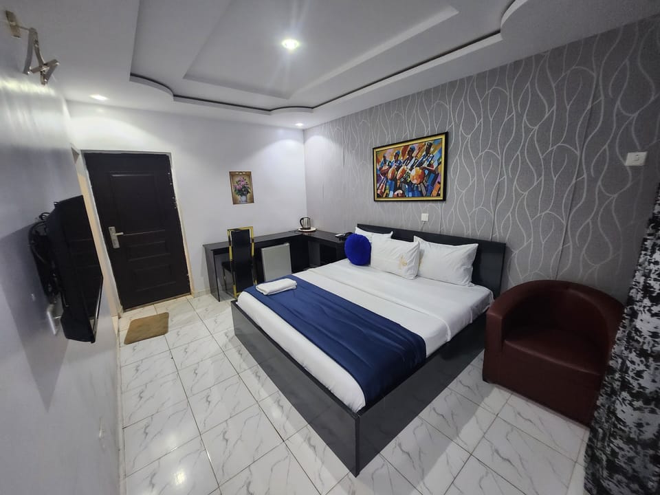 Executive Room, 1 King Bed, Air conditioning | Premium bedding, desk, laptop workspace, bed sheets