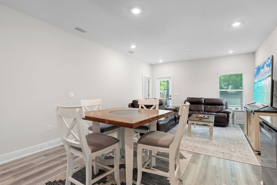 Executive House, 4 Bedrooms, Patio | In-room dining
