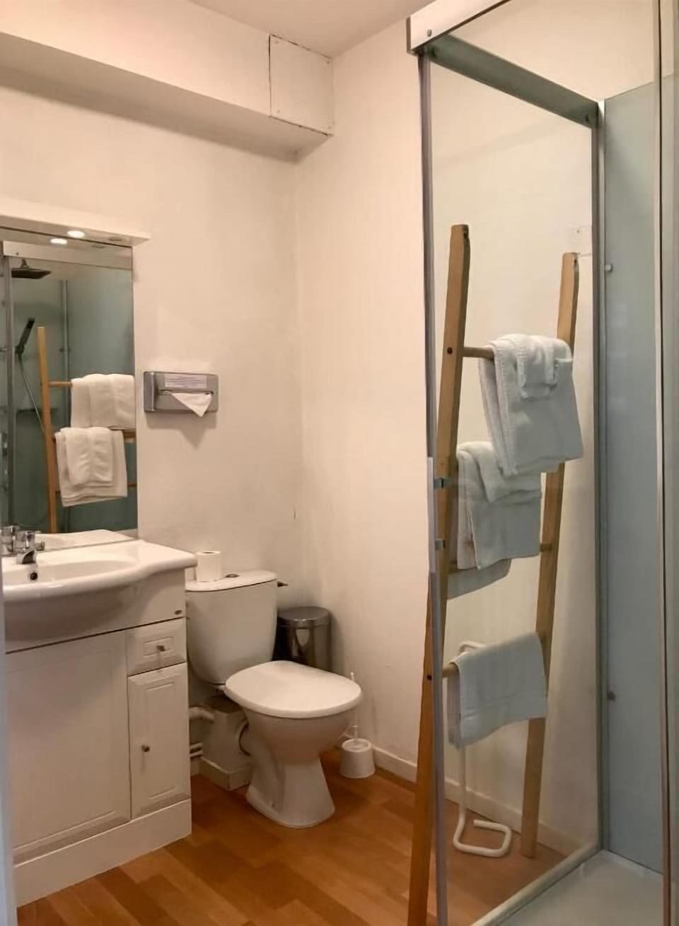 Family Quadruple Room, Balcony, City View | Bathroom