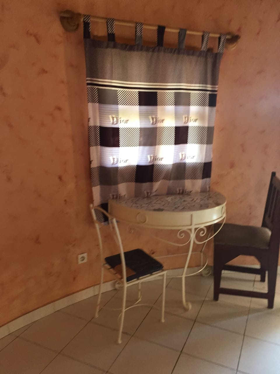 Premium bedding, desk, blackout drapes, cribs (free)